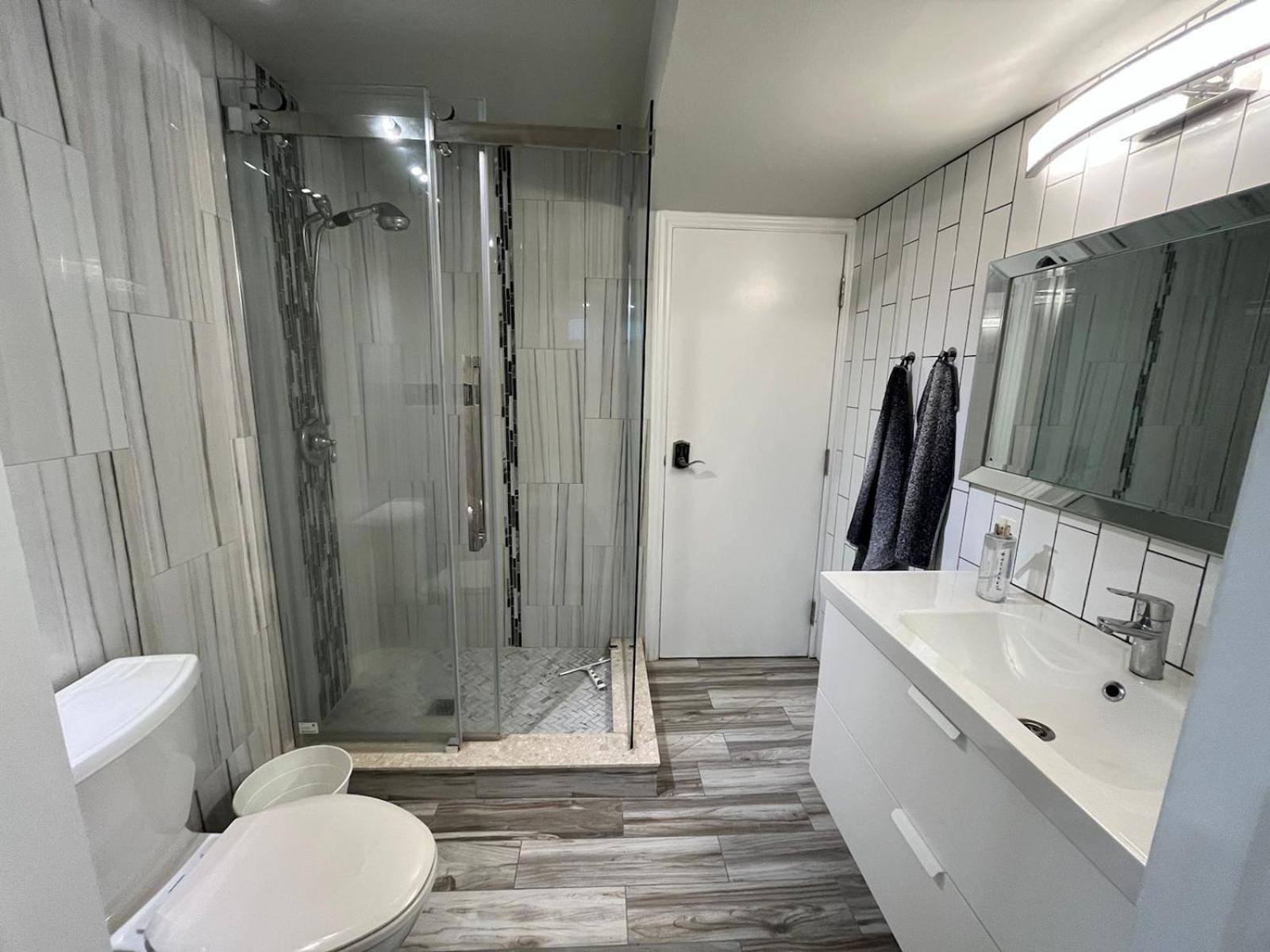 Modern Studio With Kitchenette And Bath Guelph Exterior photo