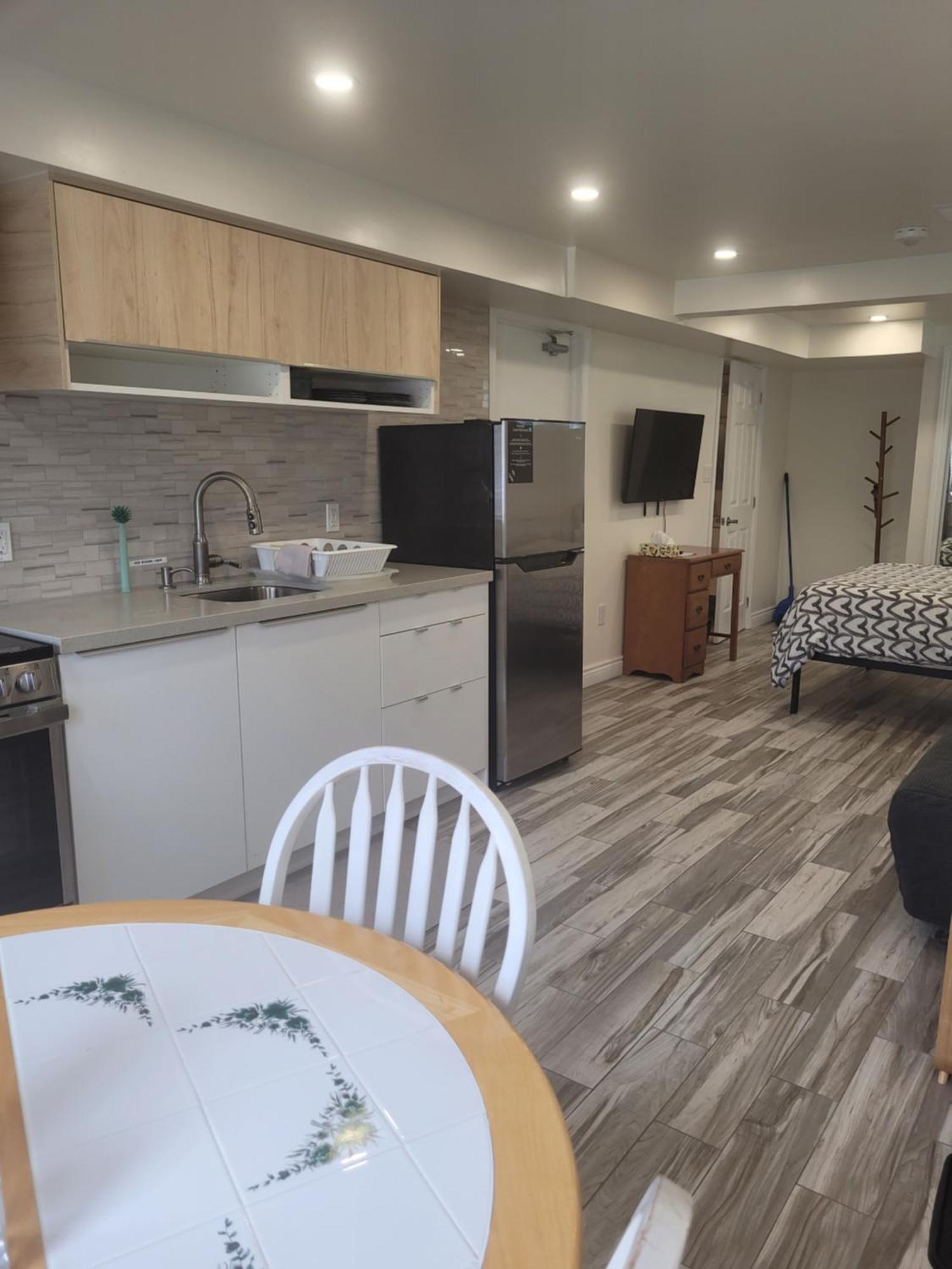 Modern Studio With Kitchenette And Bath Guelph Exterior photo