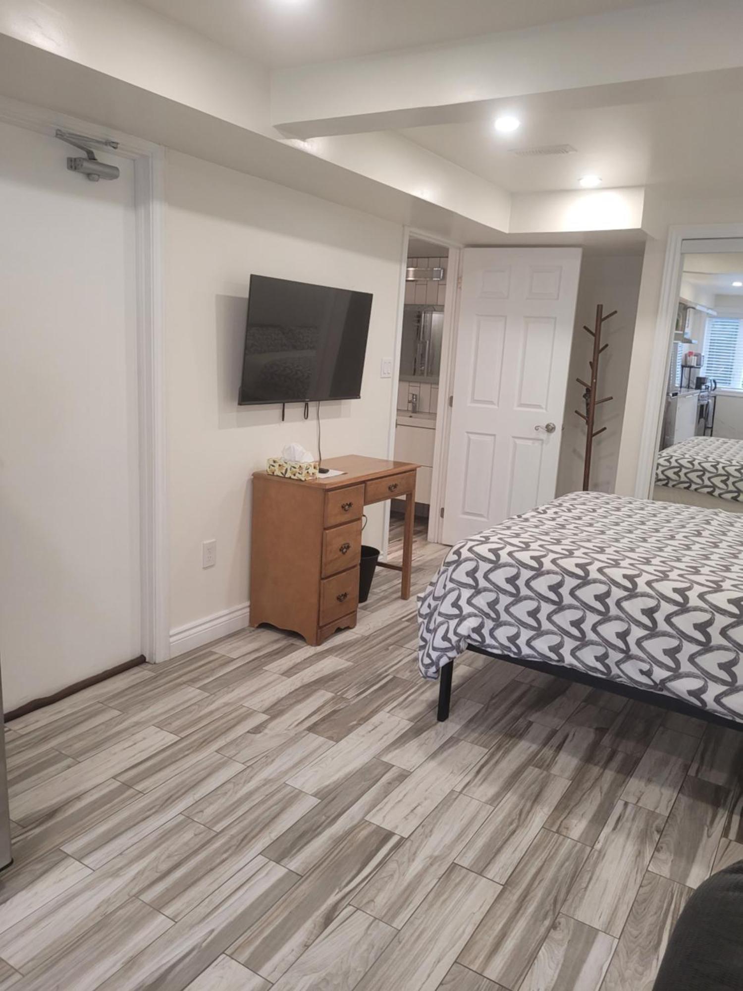 Modern Studio With Kitchenette And Bath Guelph Exterior photo